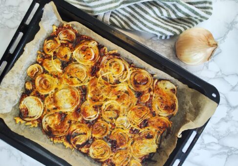 Cheesy onion chips
